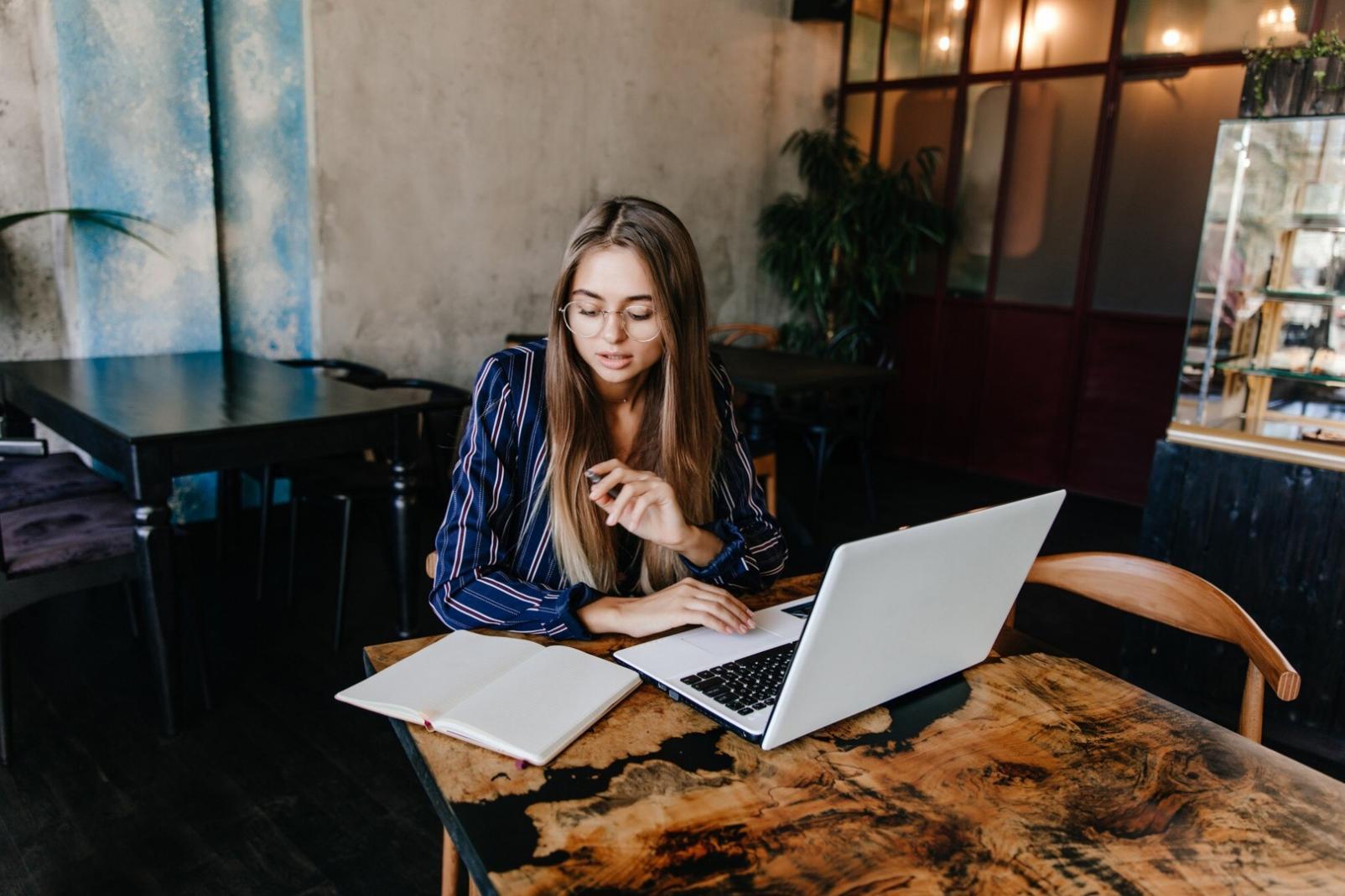 SEO software interface showing active data analysis and reporting tools